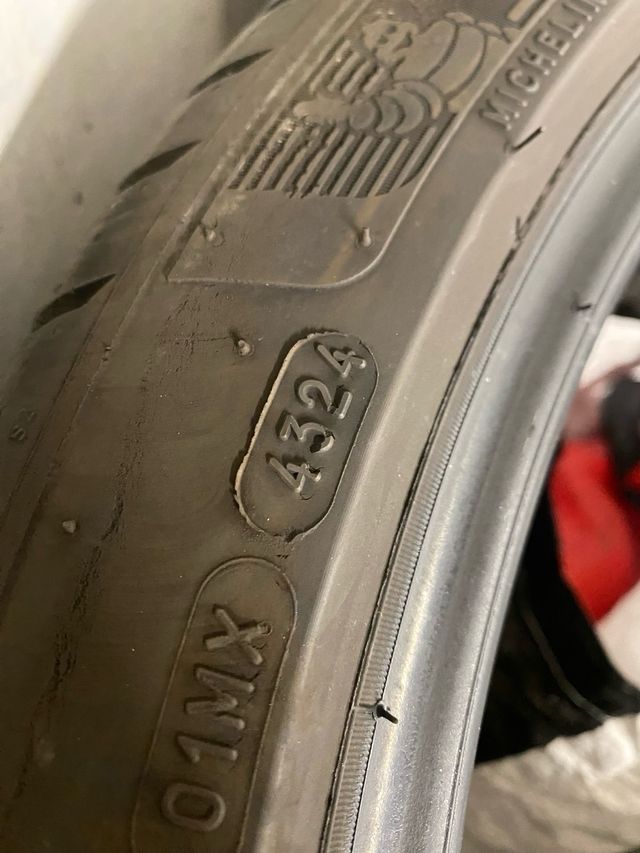 Neumáticos 235/40/19