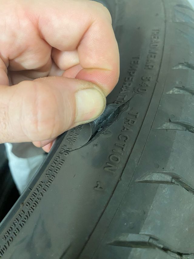 Neumáticos 235/40/19