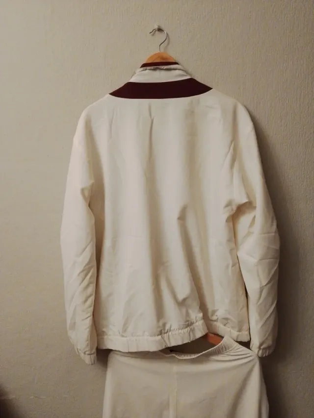 Conjunto deportivo Fila blanco y granate