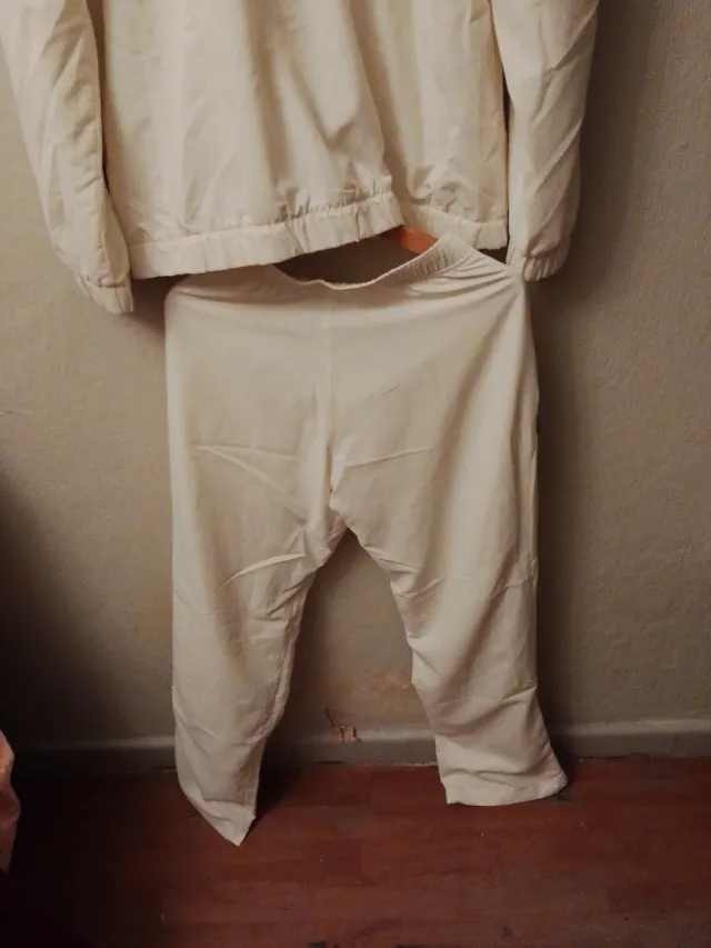 Conjunto deportivo Fila blanco y granate