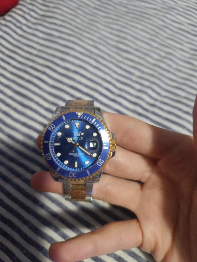 Reloj de Aguja Azul y Dorado para Salir.