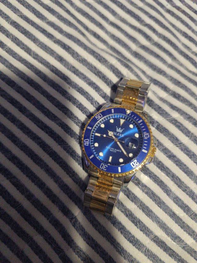 Reloj de Aguja Azul y Dorado para Salir.