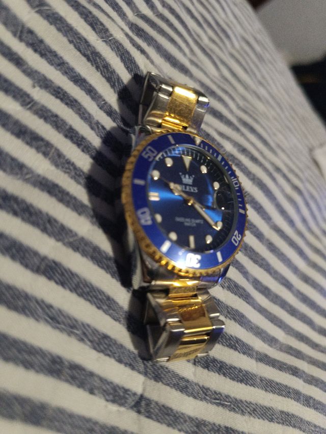 Reloj de Aguja Azul y Dorado para Salir.