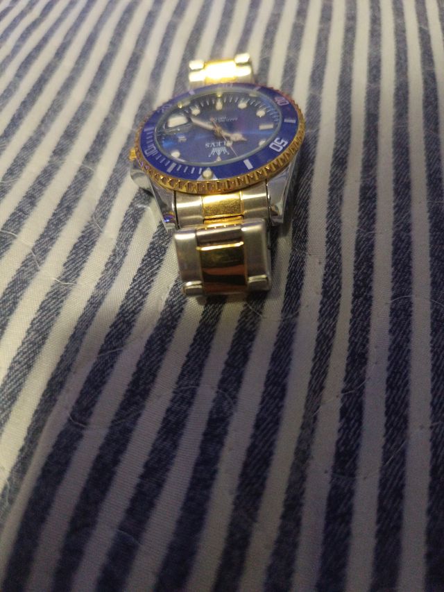 Reloj de Aguja Azul y Dorado para Salir.