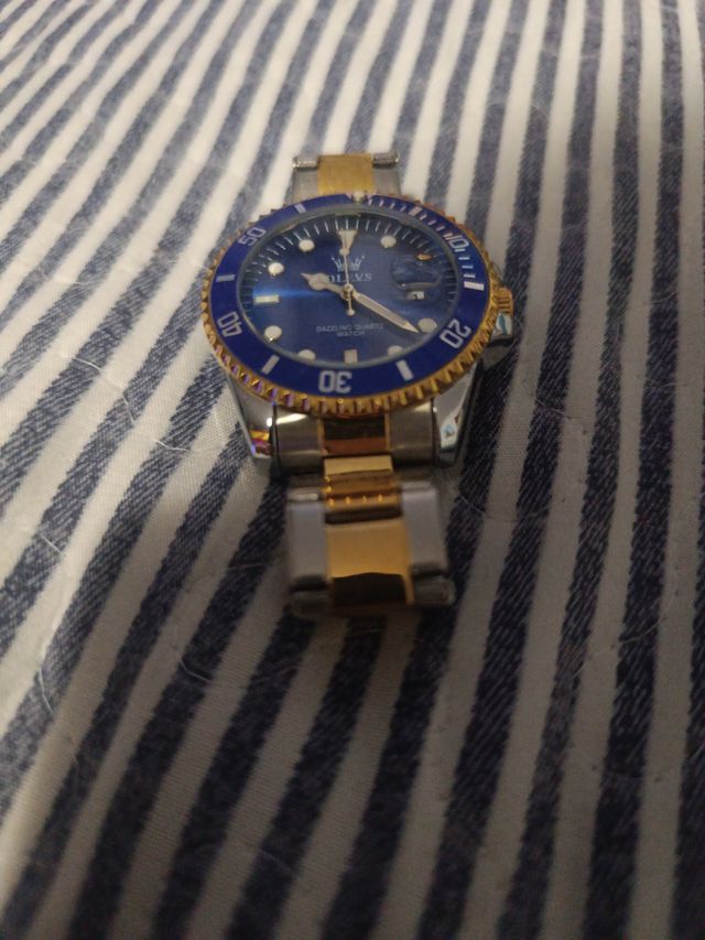 Reloj de Aguja Azul y Dorado para Salir.