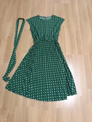 Vestido verde con lunares blancos