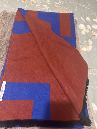 Chal Adolfo Domínguez Lana Azul y Rojo