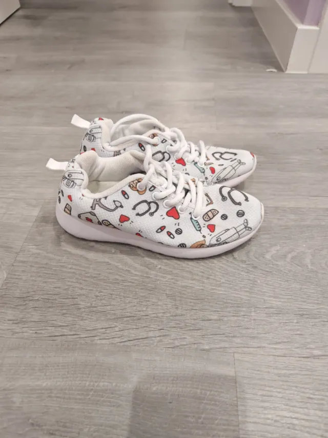 Deportivos Sanitarios Blancos con Dibujos