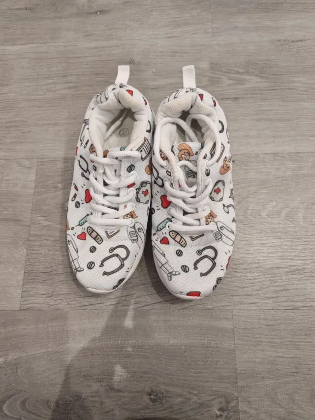 Deportivos Sanitarios Blancos con Dibujos