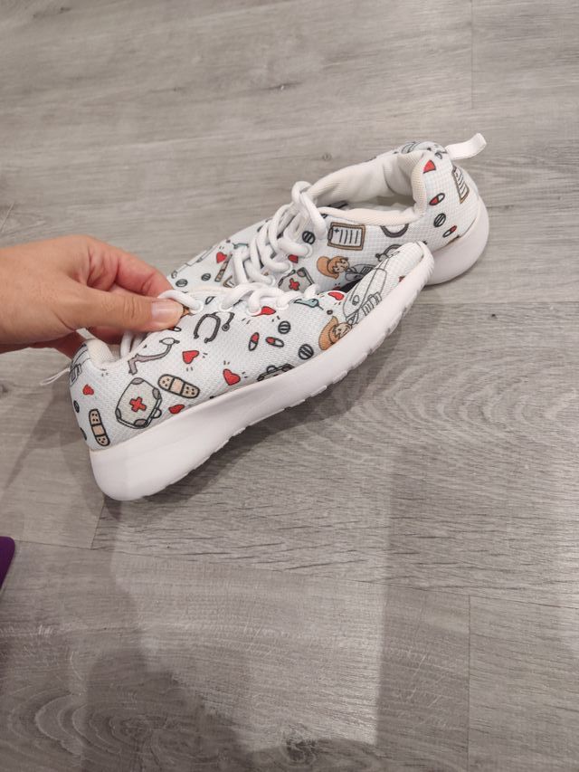 Deportivos Sanitarios Blancos con Dibujos