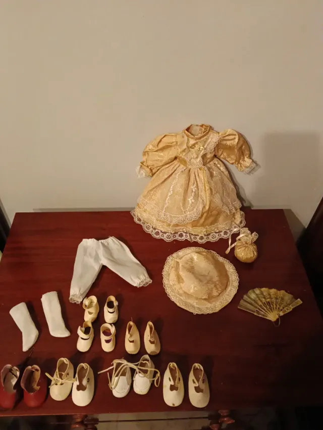 Ropa para muñeca antigua.