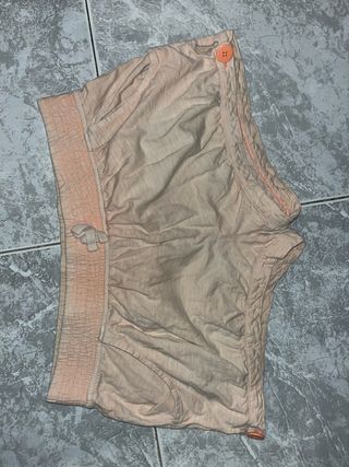 Pantalones cortos tono beige y naranja
