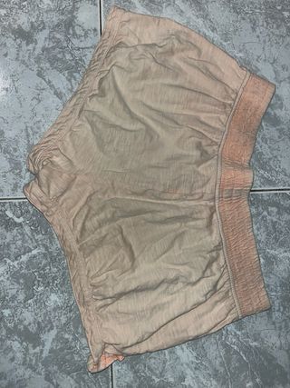 Pantalones cortos tono beige y naranja