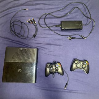 Xbox 360 + 2 mandos – todo original y funcionando