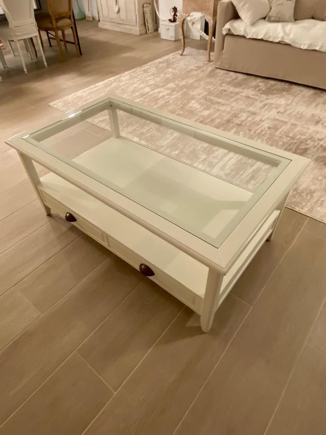 Mesa de centro blanca con cristal