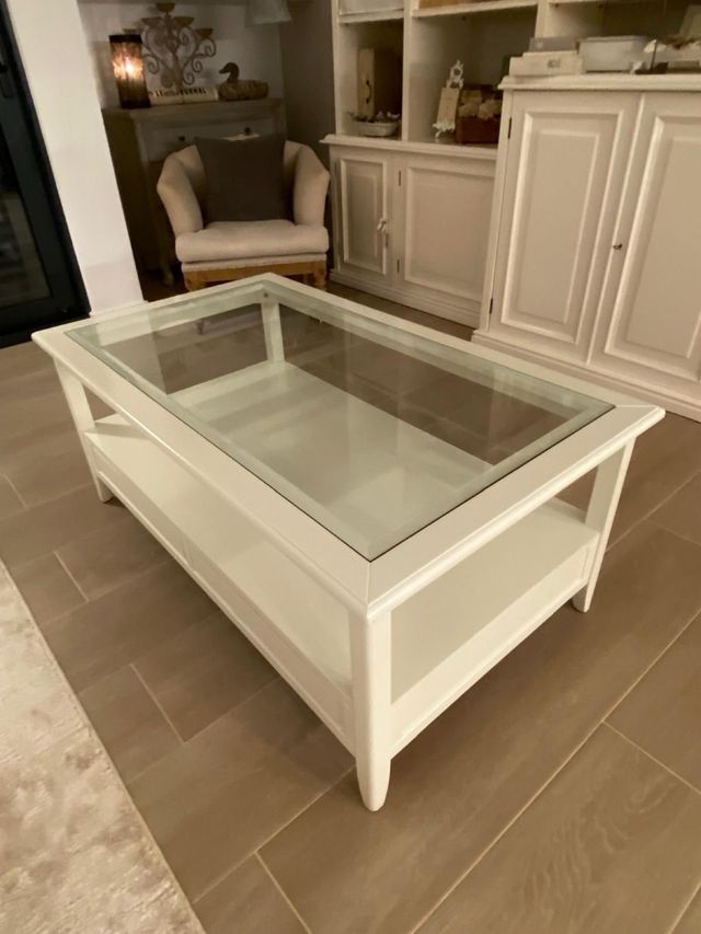 Mesa de centro blanca con cristal