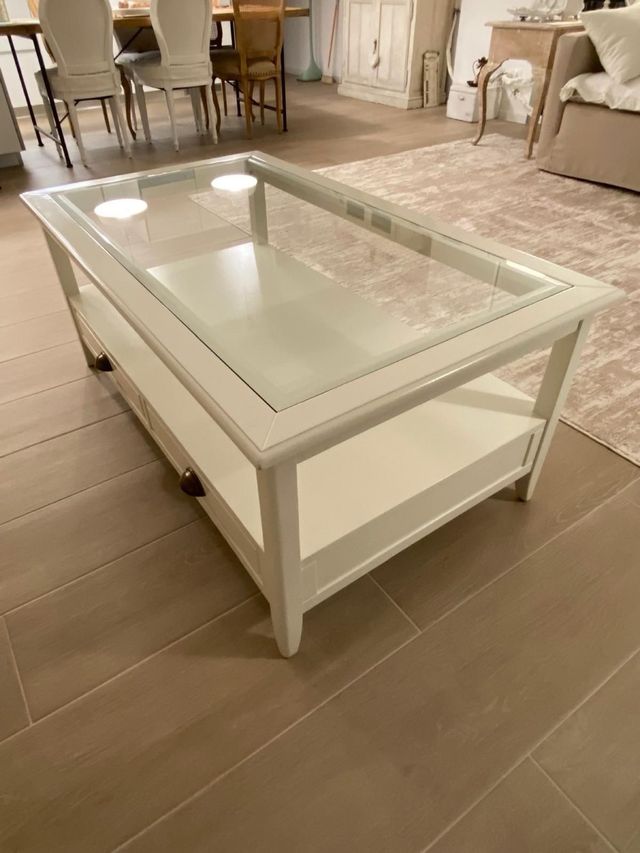 Mesa de centro blanca con cristal