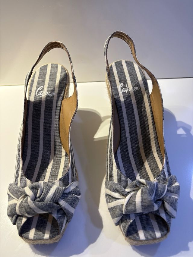 Alpargatas Castañer rayas grises y blancas