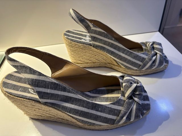 Alpargatas Castañer rayas grises y blancas