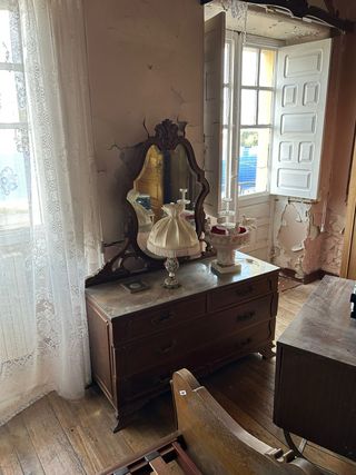 Muebles de madera y mármol