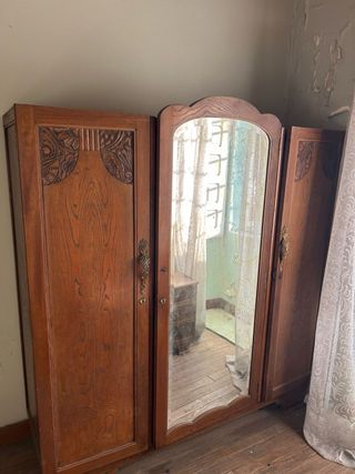 Muebles de madera y mármol