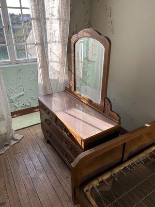 Muebles de madera y mármol