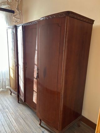 Muebles de madera y mármol