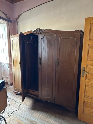 Muebles de madera y mármol