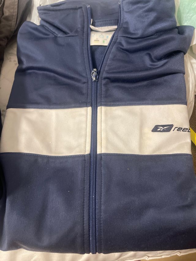 Chaqueta deportiva Reebok azul y blanca