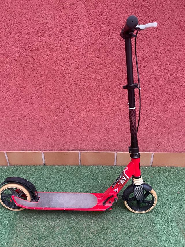 Patinete rojo Oxelo Mid9 plegable. Aluminio