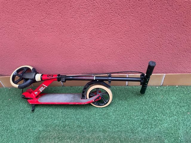 Patinete rojo Oxelo Mid9 plegable. Aluminio