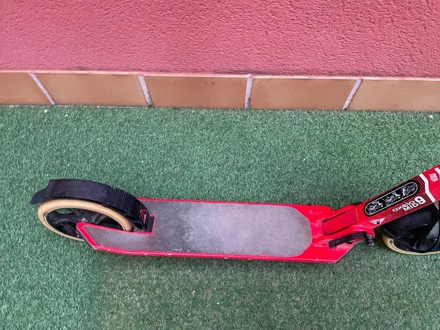 Patinete rojo Oxelo Mid9 plegable. Aluminio