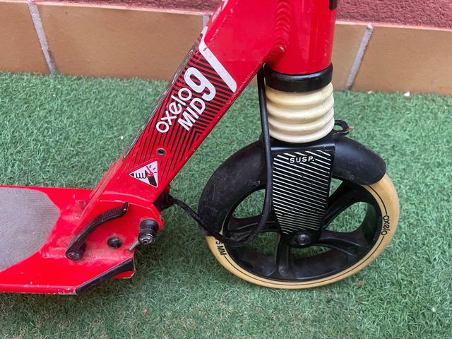 Patinete rojo Oxelo Mid9 plegable. Aluminio