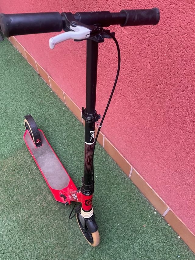 Patinete rojo Oxelo Mid9 plegable. Aluminio