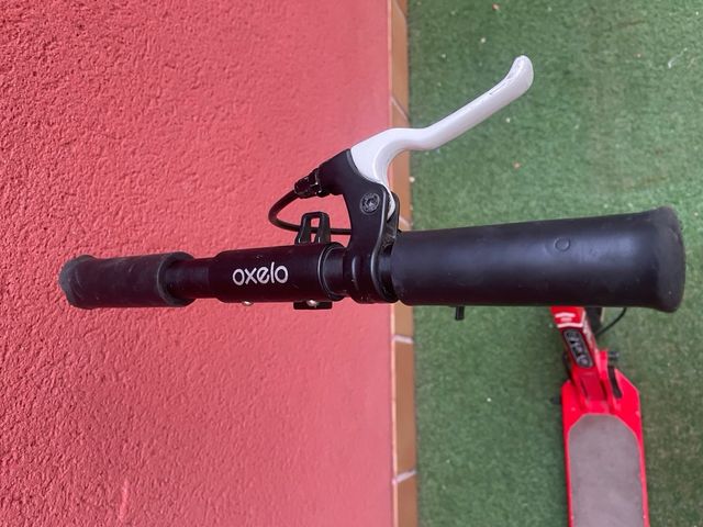 Patinete rojo Oxelo Mid9 plegable. Aluminio