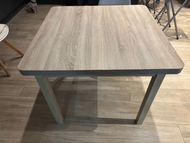 Mesa de comedor de madera