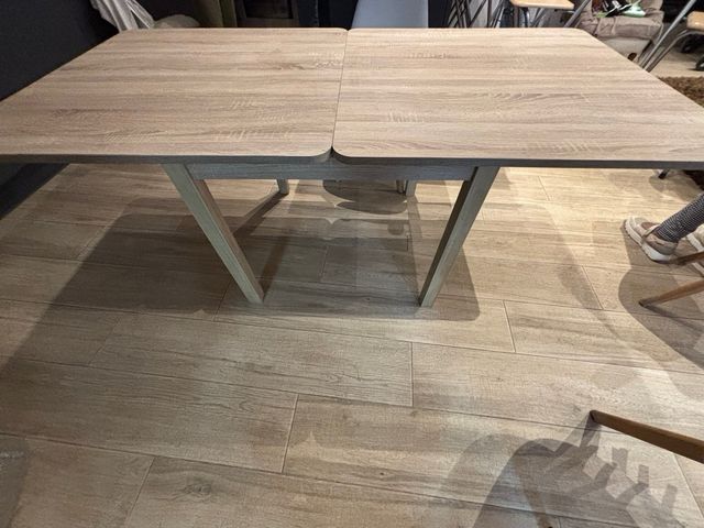 Mesa de comedor de madera