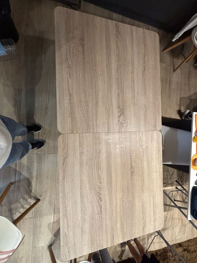 Mesa de comedor de madera