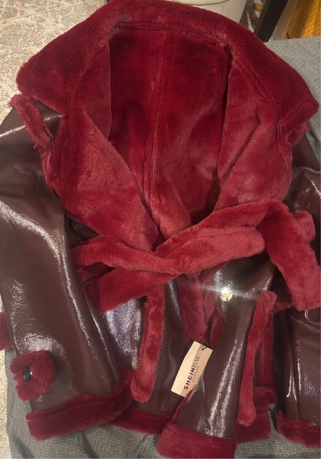 Abrigo polipiel SHEIN rojo talla L