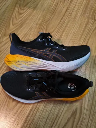 Asics Novablast 4 Negro/Amarillo