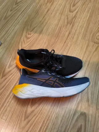 Asics Novablast 4 Negro/Amarillo