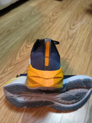 Asics Novablast 4 Negro/Amarillo