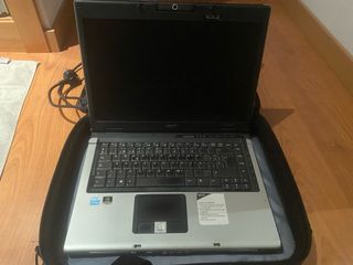 Portátil Acer con maleta