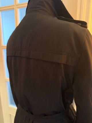 Trench nero imbottito con cintura