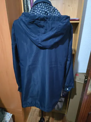 Chubasquero azul marino con capucha