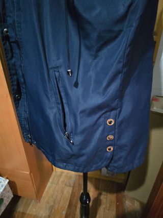 Chubasquero azul marino con capucha