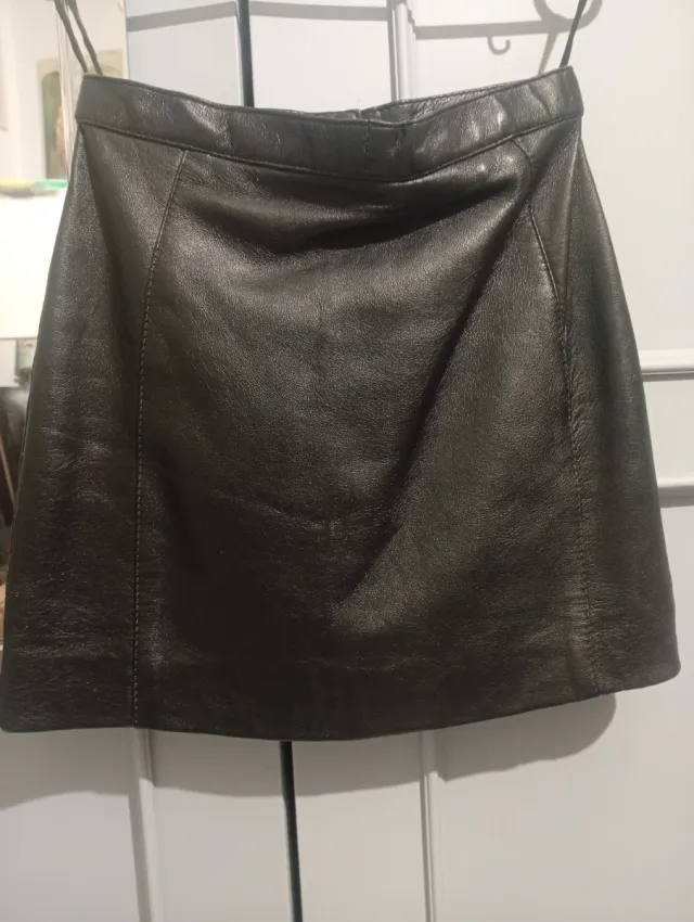 Falda de cuero negra