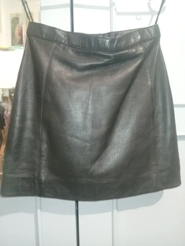 Falda de cuero negra