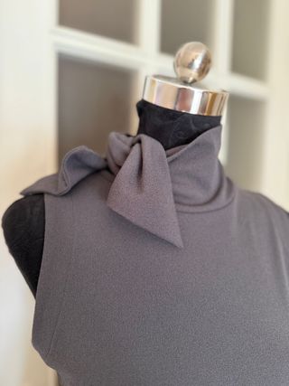 Top collo alto smanicato con fiocco