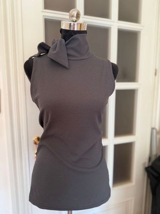 Top collo alto smanicato con fiocco